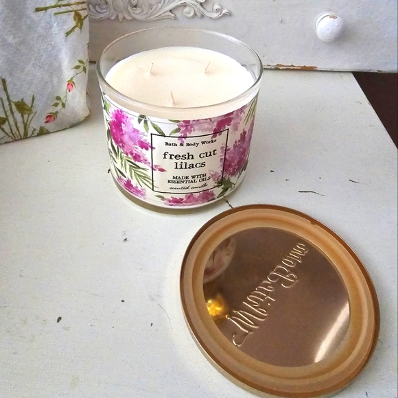 Fresh Cut Lilacs Candle Bath & Body Works - Picture 2 of 3